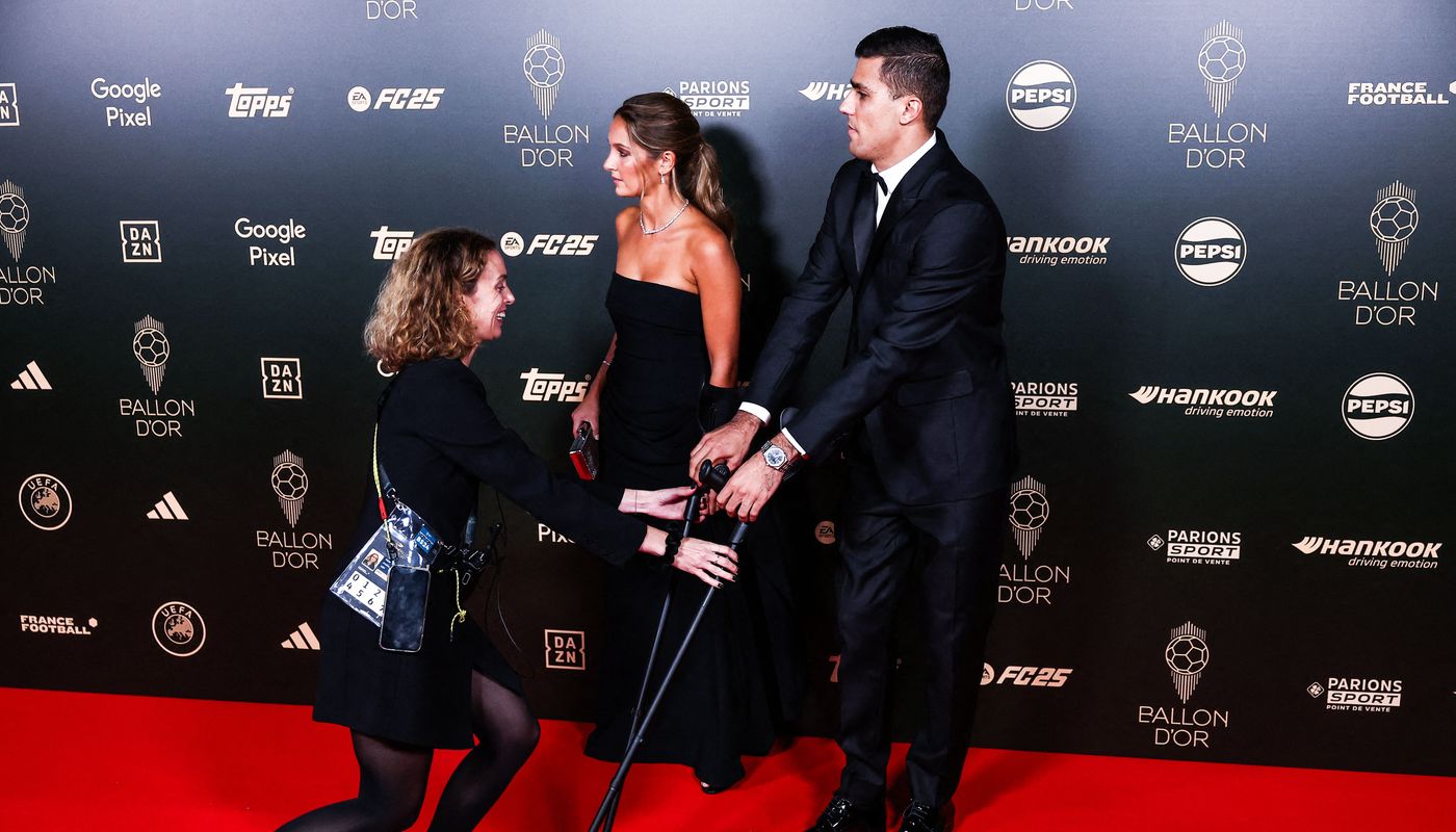 Rodri arrived to the ceremony on crutches