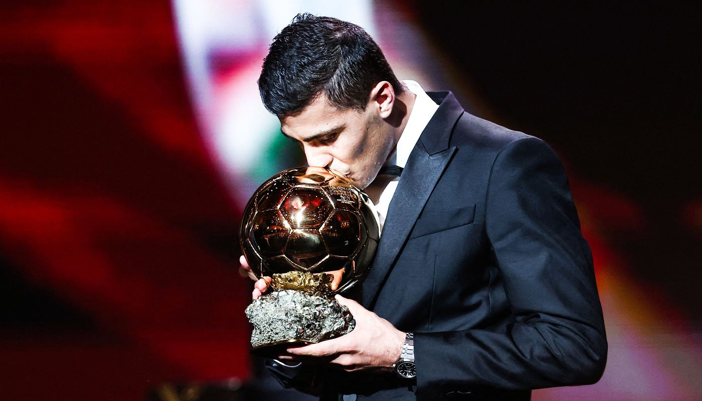 Rodri kisses the Ballon d'Or